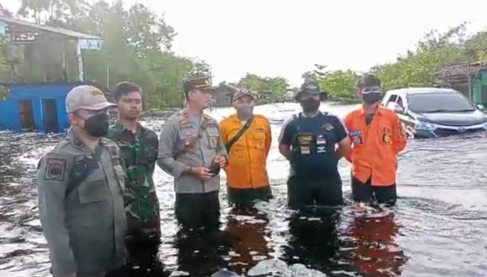 Aparat Gabungan Pantau Kondisi Banjir Dijalan Utama Kota Palangkaraya Kalimantan tengah ( Foto Istimewa )