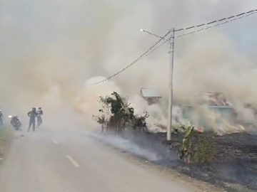 Kebakaran Lahan di Desa Masta Tapin Hampir Mengenai Rumah Warga.