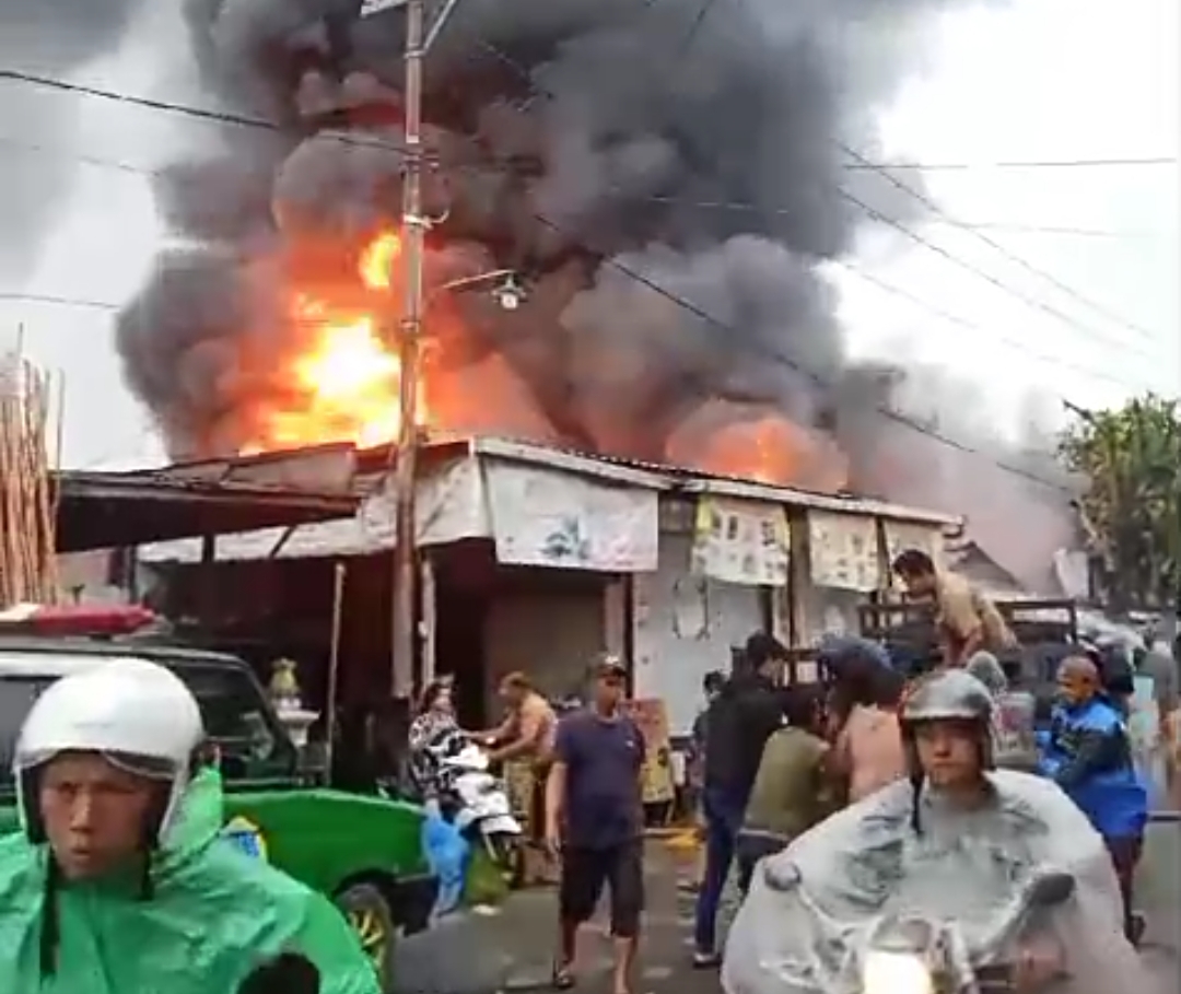 Api Berkobar Api Berkobar di Pemukiman Penduduk Kawasan Kertak Hanyar - Damkarnews.com