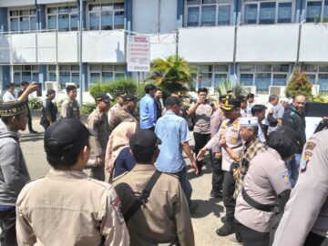 Massa Tuntut Maaf Terbuka dari Pengelola SPPG Tungkaran Setelah 134 Siswa Keracunan