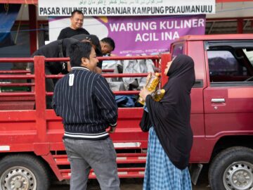 HM Rofiqi Tebar Berkah, Warga Desa Melayu Terima Sembako dari Amanah Presiden Prabowo