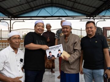 Rofiqi Salurkan Bantuan untuk Dua Mushola di Martapura Timur, Warga Sambut Hangat