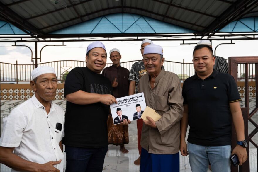 Rofiqi Salurkan Bantuan untuk Dua Mushola di Martapura Timur, Warga Sambut Hangat