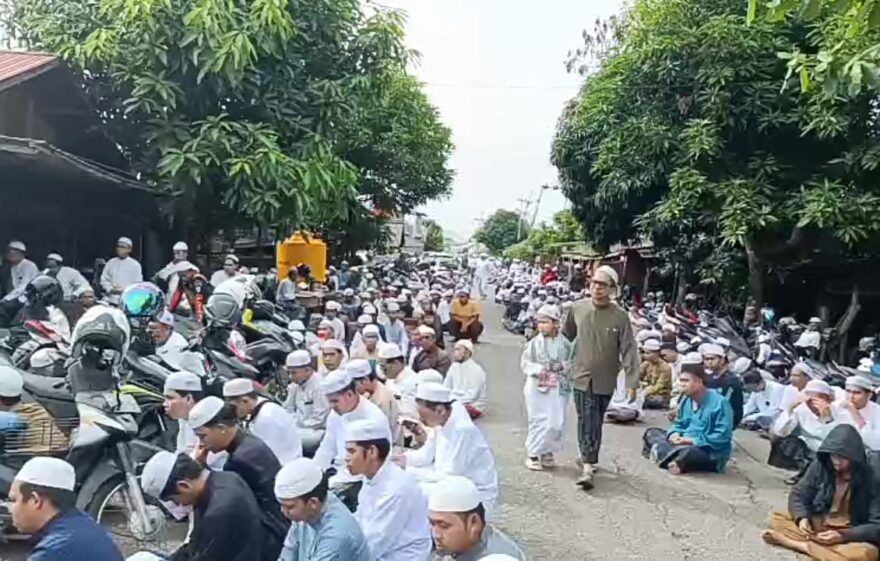 Tangis Pelayat Iringi Pemakaman Abuya KH M Sukri bin Unus di Martapura Timur