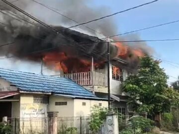 Kobaran Api Hebohkan Landasan Ulin, Bangunan Dua Lantai Dilalap Si Jago Merah