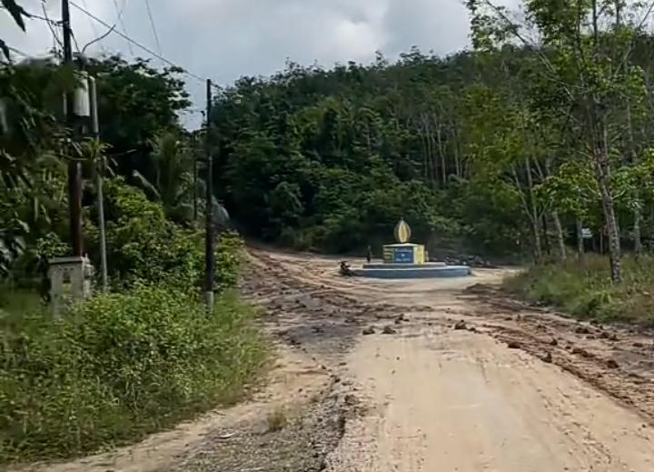 Jalan Rusak Menuju “Surga Durian” Bi’ih Viral, Potensi Besar Terkendala Infrastruktur