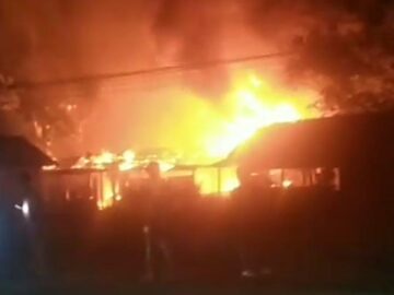 Kebakaran Hebat Terjadi Dekat Alfamidi di Sungkai