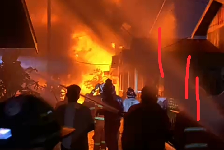 Berbuka Puasa Berubah Jadi Kepanikan, Kebakaran Hebat Gegerkan Gang Sawahan