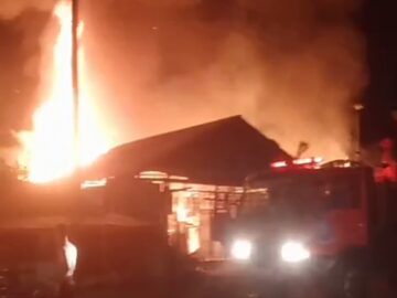 Api Mengamuk Saat Subuh, Permukiman Warga Mataraman Dilalap Si Jago Merah