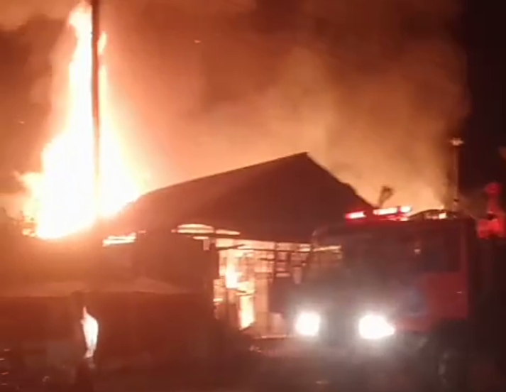 Api Mengamuk Saat Subuh, Permukiman Warga Mataraman Dilalap Si Jago Merah