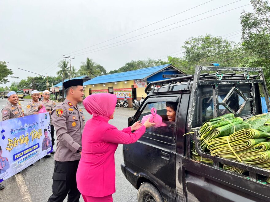 Polsek Simpang Empat dan Bhayangkari Tebar Berkah Ramadhan, Bagikan Takjil untuk Warga di Jalan A. Yani