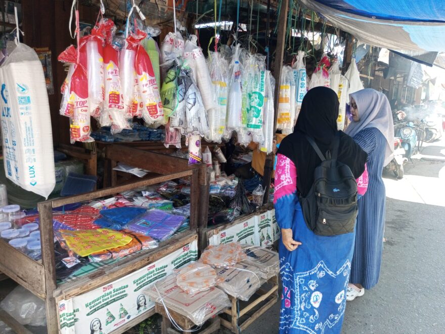 Harga Plastik Melonjak 70 Persen di Martapura, Pemerintah Daerah Justru “Tak Memantau”