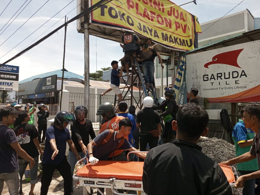 Pasang Baliho di Depan Toko, Karyawan di Martapura Tersengat Listrik hingga Alami Luka Bakar Serius