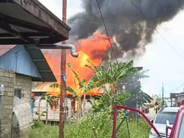 Kebakaran Hebohkan Martapura, Kobaran Api Cepat Membesar di Tanjung Rema