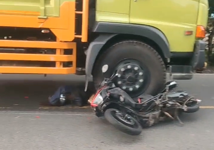 Motor Terjepit Truk di KM 57 Mataraman, Pengendara Tergeletak Tak Bergerak