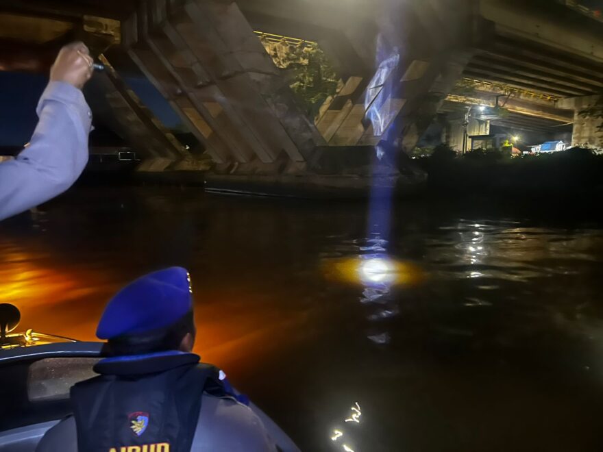 Aksi Cepat Relawan dan Satpolairud Selamatkan Pria yang Terjun dari Jembatan Basirih