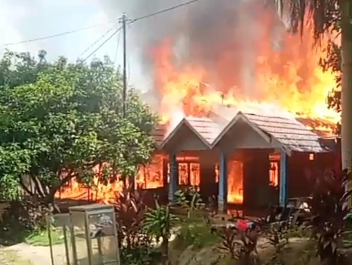 BREAKING NEWS: Kobaran Api Besar Gegerkan Desa Balau, Asap Hitam Membumbung Tinggi