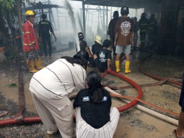 BREAKING NEWS: Jelang Salat Jumat, Dua Rumah Terbakar di Tambak Anyar Ilir Martapura Timur