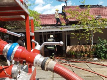 Asap Mengepul dari Plafon Klinik Bidan di Martapura, Damkar Berjibaku Padamkan Api Tersembunyi