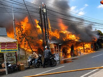Kebakaran Hebat di Sungai Lulut, Sejumlah Kios/Toko Hangus, Diduga Satu Warga Alami Luka Bakar