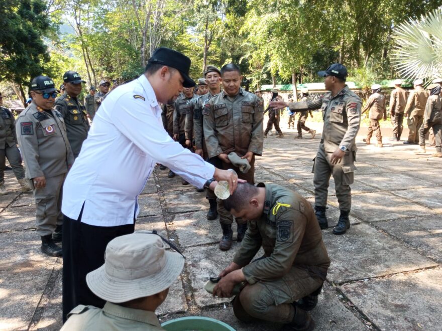 Puluhan Personel Baru Satpol PP Banjar Jalani Tradisi Pembaretan, Sekda Titipkan Tiga Pesan Penting