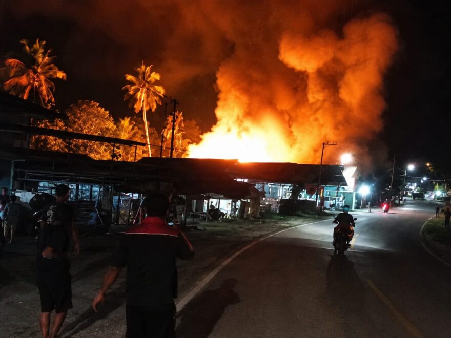 Saat Warga Terlelap, Kebakaran Hebat Hanguskan Enam Rumah di Jaro, 24 Jiwa Terdampak