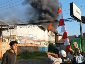 Gang Sempit Tak Halangi Relawan Jinakkan Api di Jalan Cemara Banjarmasin