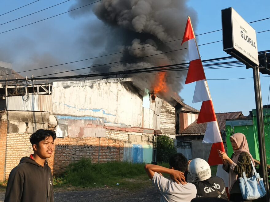 Gang Sempit Tak Halangi Relawan Jinakkan Api di Jalan Cemara Banjarmasin
