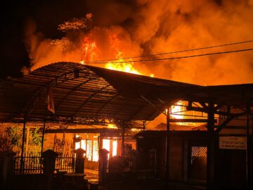 Kebakaran di Lok Cantung, Dua Rumah dan Majelis Taklim Terbakar, 13 Jiwa Terdampak