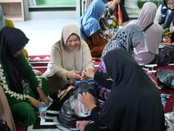 Sulap Sampah Plastik Jadi Bantal, Ibu-ibu PKK Desa Bi’ih Antusias Ikuti Workshop EcoPillow