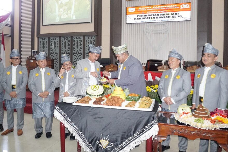 Potong Tumpeng Jadi Simbol Kebersamaan di Hari Jadi ke-76 Kabupaten Banjar