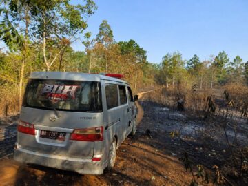 Peralatan Minim, Relawan Damkar Desa Bi’ih Pantang Mundur Padamkan Karhutla