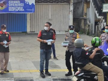 Ancaman ISPA di Tengah Kabut Asap, Relawan EBR dan Polres Banjar Bagi Masker