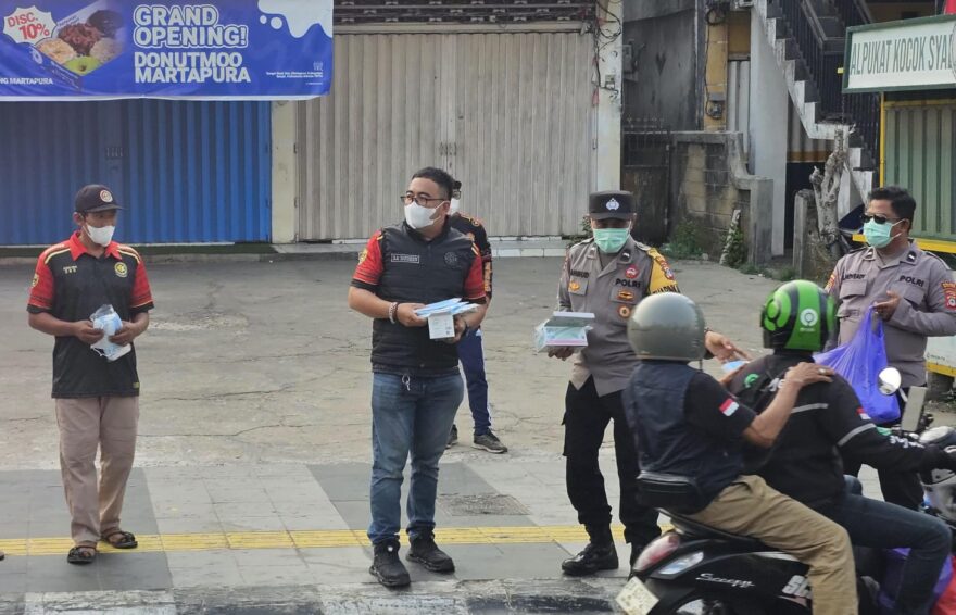 Ancaman ISPA di Tengah Kabut Asap, Relawan EBR dan Polres Banjar Bagi Masker