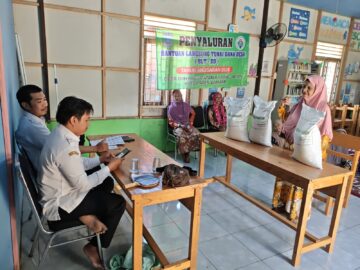 Senyum Warga Bi’ih Mengembang, 124 KK Kebagian 30 Kg Beras Bantuan Pemerintah