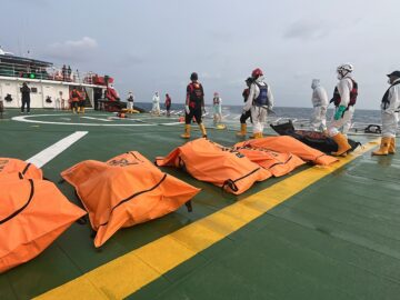 Kembali Temukan Korban di Dalam Bangkai Kapal, Tim SAR Berhasil Angkat 14 Orang
