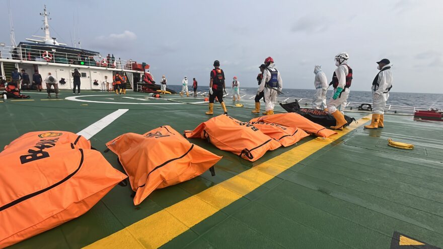 Kembali Temukan Korban di Dalam Bangkai Kapal, Tim SAR Berhasil Angkat 14 Orang