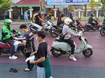 Kabut Asap Belum Pergi, Relawan Damkar Komsa dan Al Irsyad Bagikan 7.500 Masker untuk Pengguna Jalan di Banjarbaru