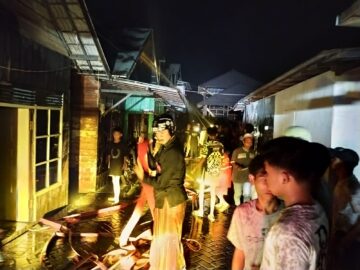 Malam-Malam Warga Antasan Senor Dibuat Panik, Api Muncul dari Plafon Rumah